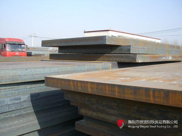 “這是我們研發(fā)的又一個國內首發(fā)產(chǎn)品——174mm的高端特厚鉻鉬鋼板，一共11塊，將替代進口，獨家應用于江蘇某重點技改項目核心裝置——氨合成反應器的制造！”9月5日，在河鋼集團舞鋼公司產(chǎn)線上，看著一批鋼板即將裝車發(fā)往客戶，科技部研發(fā)人員李某某一臉自豪。  該產(chǎn)品的各項要求在此類鋼板中堪稱“史上最嚴”。由于該項目中的氨合成反應器需要在高溫、高壓及氫腐蝕等極端條件下使用，對所需鋼鐵材料有著極為嚴苛的要求，對該類鋼板的生產(chǎn)研發(fā)來說堪稱“史上最嚴”。舞鋼公司在客戶項目設計的前期，就積極充分發(fā)揮技術優(yōu)勢，結合針對該項目所量身打造的科研攻關團隊，與用戶深入對接，為其設計滿足該項目個性化需求的高端特厚鋼板。在研發(fā)過程中，針對鋼板的模擬焊后熱處理工藝溫度及檢驗技術難度在該厚度范圍為行業(yè)最嚴、居國際領先水平的客觀實際，舞鋼公司加大技術創(chuàng)新力度，創(chuàng)新設計軋制、熱處理工藝，一舉攻克了高溫長時模擬焊后特厚鋼板全厚度界面低溫沖擊功參數(shù)較差的行業(yè)共性技術難題，并全流程嚴格把控工藝技術質量管理，最終打造出探傷合格率和性能合格率均為100%且極具舞鋼特色的高端特厚鉻鉬鋼板，產(chǎn)品各項技術指標處于國際領先水平，贏得了客戶稱贊。