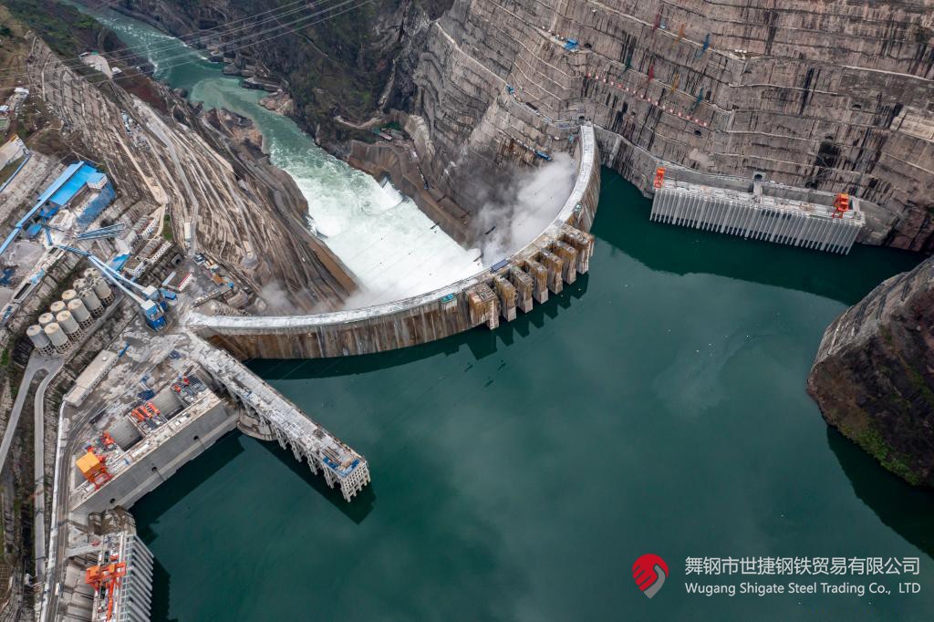 10月24日下午，白鶴灘水電站右岸地下廠房最后一倉封頂混凝土澆筑完成，標(biāo)志著世界在建最大水電站地下廠房全線封頂。在該工程建設(shè)中，河鋼集團(tuán)舞鋼公司累計(jì)生產(chǎn)供應(yīng)Q500、Q345C/B、SX780等數(shù)個(gè)新品種鋼板4500噸，主要用于水電站水輪機(jī)座環(huán)、發(fā)電機(jī)頂蓋、控制環(huán)、壓力鋼管制造，大大加速了大型發(fā)電機(jī)組用鋼國(guó)產(chǎn)化進(jìn)程。    據(jù)介紹，白鶴灘水電站位于四川省涼山州和云南省昭通市交界處，是世界在建規(guī)模最大的水電工程，裝機(jī)總?cè)萘?600萬千瓦，其左右岸地下廠房?jī)?nèi)分別布置8臺(tái)具有完全自主知識(shí)產(chǎn)權(quán)的單機(jī)容量達(dá)100萬千瓦的水輪發(fā)電機(jī)組，單機(jī)容量位居世界第一。10月24日下午，白鶴灘水電站成功蓄水至825米高程，首次達(dá)到正常水位，大壩將接受高水位全面檢驗(yàn)。    該工程的規(guī)模天然決定了其施工難度極高，復(fù)雜的地形地質(zhì)條件和技術(shù)指標(biāo)等因素也給施工帶來了巨大挑戰(zhàn)。因此在電站建設(shè)材料及關(guān)鍵部位用鋼的選擇上，客戶慎之又慎，對(duì)焊接性能、韌性、強(qiáng)度等均有著極為嚴(yán)苛的技術(shù)要求。舞鋼公司憑借強(qiáng)大的質(zhì)量品牌優(yōu)勢(shì)和雄厚的技術(shù)實(shí)力成功中標(biāo)——數(shù)百噸“舞鋼牌”高技術(shù)含量的大厚度高級(jí)別水電鋼板用于制造世界單機(jī)容量最大的巨型水輪發(fā)電機(jī)組的座環(huán)。    隨后，舞鋼公司為白鶴灘水電站定制研發(fā)265mm厚的SXQ500D-Z35鋼板，并進(jìn)一步制作加工件。公司科技部高強(qiáng)鋼研究所針對(duì)該鋼的生產(chǎn)重點(diǎn)和難點(diǎn)，提前制定措施，并在冶煉、制坯等關(guān)鍵環(huán)節(jié)派人進(jìn)行跟蹤、協(xié)調(diào)。在科技、設(shè)備、生產(chǎn)人員的共同努力下，該批鋼板最終順利生產(chǎn)完畢。鋼板及試樣經(jīng)公司、客戶和第三方檢驗(yàn)機(jī)構(gòu)檢驗(yàn)合格后，在三和盛機(jī)建公司完成切割深加工。    交付客戶后，該鋼憑著焊接性能好、力學(xué)結(jié)構(gòu)良好、低溫沖擊韌性強(qiáng)等優(yōu)點(diǎn)，承受住了巨大的水壓力和沖擊負(fù)荷，再次贏得設(shè)備制造方的高度評(píng)價(jià)。（舞鋼市委宣傳部 楊德坤 張培軍）