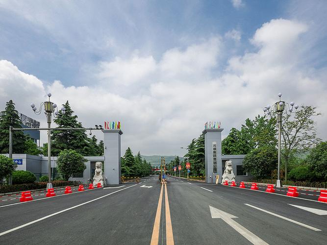 河鋼集團舞陽鋼鐵公司是我國寬厚鋼板生產科研基地。擁有4100mm+4100mm和4200mm+4300mm兩條技術先進的雙機架寬厚鋼板生產線,配套有國內寬厚板行業(yè)優(yōu)勢明顯的鋼錠模鑄線及鋼板熱處理設施,具有雄厚的研發(fā)制造實力。具有年產鋼500萬噸、寬厚鋼板360萬噸、銷售收入200億元的綜合實力。 河鋼集團舞陽鋼鐵公司是我國寬厚鋼板生產科研基地。擁有4100mm+4100mm和4200mm+4300mm兩條技術先進的雙機架寬厚鋼板生產線,配套有國內寬厚板行業(yè)優(yōu)勢明顯的鋼錠模鑄線及鋼板熱處理設施,具有雄厚的研發(fā)制造實力。具有年產鋼500萬噸、寬厚鋼板360萬噸、銷售收入200億元的綜合實力。