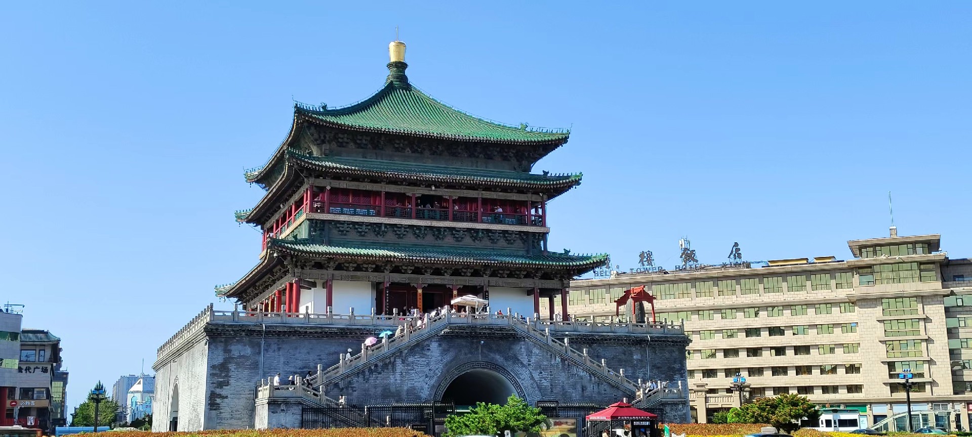 西安是國務院公布的首批國家歷史文化名城，有西周、秦、西漢、唐等在內(nèi)的13個朝代在此建都，是世界四大古都之一，中國古都學會認定的中國建都朝代最多、帝都歷史最長的古都。曾經(jīng)作為中國首都和政治、經(jīng)濟、文化中心長達1100多年。旅游景點有秦始皇兵馬俑博物館、大雁塔、陜西歷史博物館、華清池景區(qū)、碑林博物館等