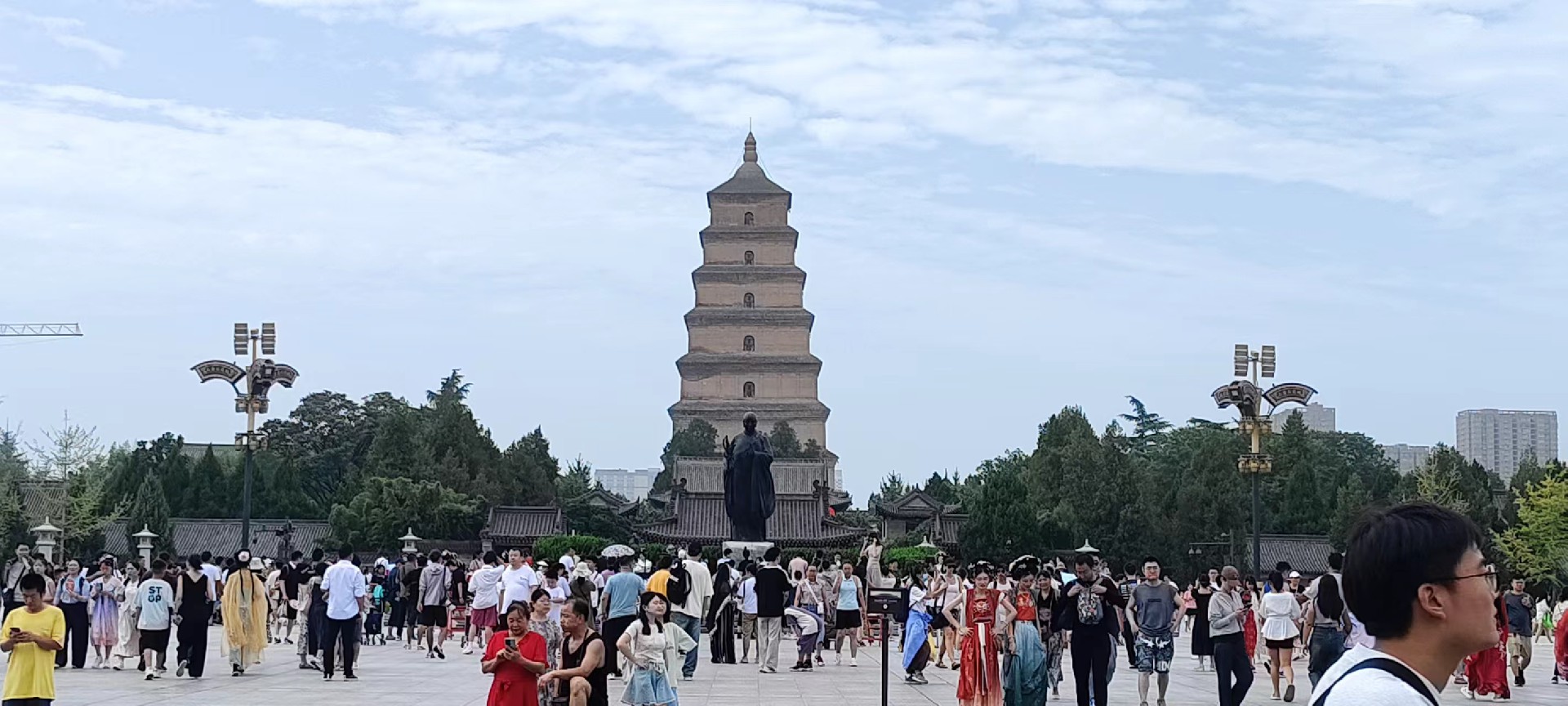 西安是國務院公布的首批國家歷史文化名城，有西周、秦、西漢、唐等在內(nèi)的13個朝代在此建都，是世界四大古都之一，中國古都學會認定的中國建都朝代最多、帝都歷史最長的古都。曾經(jīng)作為中國首都和政治、經(jīng)濟、文化中心長達1100多年。旅游景點有秦始皇兵馬俑博物館、大雁塔、陜西歷史博物館、華清池景區(qū)、碑林博物館等