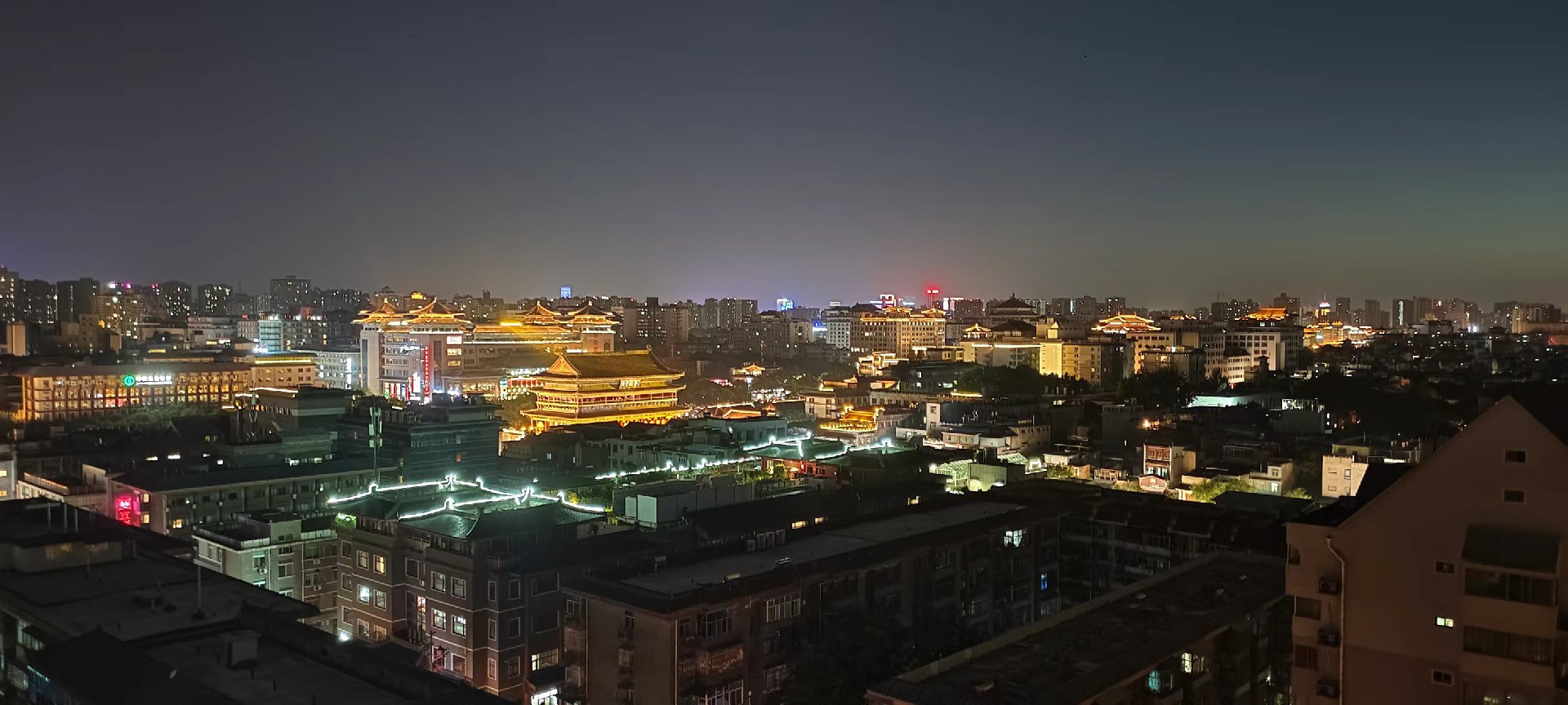 西安是國務院公布的首批國家歷史文化名城，有西周、秦、西漢、唐等在內(nèi)的13個朝代在此建都，是世界四大古都之一，中國古都學會認定的中國建都朝代最多、帝都歷史最長的古都。曾經(jīng)作為中國首都和政治、經(jīng)濟、文化中心長達1100多年。旅游景點有秦始皇兵馬俑博物館、大雁塔、陜西歷史博物館、華清池景區(qū)、碑林博物館等