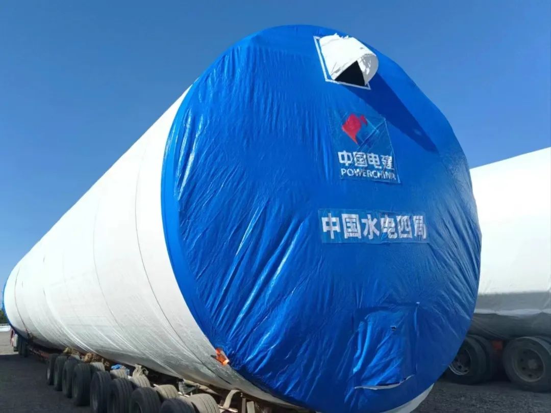 河鋼集團(tuán)舞鋼生產(chǎn)的一批高端風(fēng)電項(xiàng)目用鋼板如期發(fā)往客戶(hù)，將用于新彊吐魯番市重點(diǎn)能源項(xiàng)目——廣東能源托克遜縣100萬(wàn)千瓦風(fēng)電項(xiàng)目的風(fēng)電塔筒制造。目前，舞鋼已累計(jì)向該項(xiàng)目供應(yīng)高端風(fēng)電項(xiàng)目用鋼板近2萬(wàn)噸。 在供貨過(guò)程中，舞鋼強(qiáng)化項(xiàng)目跟蹤和技術(shù)營(yíng)銷(xiāo)，針對(duì)該項(xiàng)目設(shè)計(jì)和建設(shè)所需，為用戶(hù)設(shè)計(jì)從生產(chǎn)到供貨以及后期服務(wù)的一攬子解決方案。在生產(chǎn)過(guò)程中，舞鋼根據(jù)客戶(hù)所需，不斷推動(dòng)工藝和流程優(yōu)化，先后攻克冶煉和軋制環(huán)節(jié)的多個(gè)難題，滿(mǎn)足了客戶(hù)對(duì)鋼板表面質(zhì)量的特殊需求，并保證了按期高質(zhì)量交付。 廣東能源托克遜縣100萬(wàn)千瓦風(fēng)電項(xiàng)目（一期50萬(wàn)千瓦）位于新疆維吾爾自治區(qū)吐魯番市托克遜縣，屬于小草湖風(fēng)區(qū)。風(fēng)電場(chǎng)距離托克遜縣僅14公里，距烏魯木齊市約130公里。海拔集中在45至125米，場(chǎng)地開(kāi)闊，地形較平坦，地勢(shì)東南部低、西北部高。本工程擬安裝50臺(tái)風(fēng)力發(fā)電機(jī)組，機(jī)組塔高126.1米，總工程量約26000噸，是新疆首個(gè)直徑超過(guò)6米的單機(jī)容量達(dá)10兆瓦的非分片式風(fēng)電塔筒。  此項(xiàng)目為新建工程，地處新疆傳統(tǒng)九大風(fēng)區(qū)之一的吐魯番西部風(fēng)區(qū)核心位置，擁有得天獨(dú)厚的自然資源，與吐魯番市、烏魯木齊兩大用電負(fù)荷中心接壤，具備天然的負(fù)荷消納優(yōu)勢(shì)。項(xiàng)目投產(chǎn)后，年上網(wǎng)電量約23億千瓦時(shí)，可節(jié)約標(biāo)準(zhǔn)煤約70萬(wàn)噸，每年可減少二氧化碳排放233萬(wàn)噸，將具有良好的經(jīng)濟(jì)效益和生態(tài)效益。  百萬(wàn)千瓦級(jí)風(fēng)電項(xiàng)目的開(kāi)工建設(shè)，標(biāo)志著吐魯番市在打造千萬(wàn)千瓦級(jí)大型清潔能源基地的征程上又邁出了跨越式的一步，將有力推動(dòng)吐魯番綠色新能源產(chǎn)業(yè)進(jìn)入發(fā)展新時(shí)期，為建設(shè)全疆經(jīng)濟(jì)高質(zhì)量發(fā)展示范區(qū)提供新的、強(qiáng)有力的支撐。