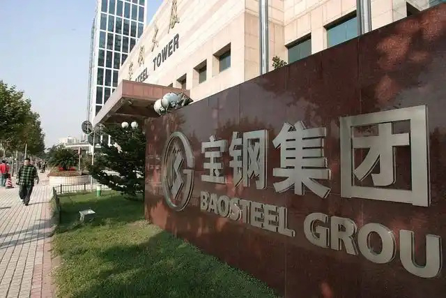 鋼鐵行業(yè)是全球工業(yè)體系中的重要支柱之一,其產(chǎn)品廣泛應(yīng)用于基礎(chǔ)設(shè)施建設(shè)、機(jī)械制造、汽車工業(yè)等領(lǐng)域。隨著全球工業(yè)化進(jìn)程的不斷深入,鋼鐵行業(yè)呈現(xiàn)出國(guó)際化競(jìng)爭(zhēng)格局。在眾多鋼鐵制造企業(yè)中,有6家公司以其出色的經(jīng)營(yíng)業(yè)績(jī)和強(qiáng)大的市場(chǎng)地位脫穎而出,成為了世界鋼鐵制造業(yè)的領(lǐng)軍企業(yè)。  第一，是總部位于中國(guó)的寶鋼集團(tuán)。寶鋼集團(tuán)創(chuàng)立于1992年,作為中國(guó)最大的鋼鐵生產(chǎn)企業(yè),其年產(chǎn)鋼鐵超過(guò)1億噸,在全球鋼鐵企業(yè)中居首位。寶鋼集團(tuán)擁有先進(jìn)的煉鋼技術(shù)和完善的產(chǎn)業(yè)鏈,產(chǎn)品涵蓋了碳鋼、合金鋼、不銹鋼等多個(gè)品類,廣泛應(yīng)用于汽車、家電、建筑等領(lǐng)域。在國(guó)內(nèi)市場(chǎng)上,寶鋼集團(tuán)占據(jù)主導(dǎo)地位,同時(shí)也積極拓展海外市場(chǎng),在全球范圍內(nèi)享有較高的品牌知名度。   第二，是同樣總部設(shè)在中國(guó)的武鋼集團(tuán)。武鋼集團(tuán)成立于1958年,是中國(guó)最早的鋼鐵生產(chǎn)企業(yè)之一,擁有悠久的歷史和豐富的生產(chǎn)經(jīng)驗(yàn)。該集團(tuán)主營(yíng)碳鋼和合金鋼的生產(chǎn),年產(chǎn)量超過(guò)5000萬(wàn)噸,位居全球第二。武鋼集團(tuán)不僅在國(guó)內(nèi)市場(chǎng)占有重要地位,同時(shí)也積極開(kāi)拓海外市場(chǎng),產(chǎn)品遠(yuǎn)銷歐洲、東南亞等地區(qū)。近年來(lái),武鋼集團(tuán)通過(guò)并購(gòu)重組等方式不斷擴(kuò)大產(chǎn)能,提升了其在全球鋼鐵行業(yè)的影響力。   第三，是總部位于印度的塔塔鋼鐵公司。塔塔鋼鐵公司成立于1907年,是全球歷史最悠久的鋼鐵制造企業(yè)之一。該公司年產(chǎn)鋼鐵超過(guò)1800萬(wàn)噸,產(chǎn)品涵蓋了碳鋼、合金鋼、不銹鋼等種類,廣泛應(yīng)用于汽車、基礎(chǔ)設(shè)施、機(jī)械制造等領(lǐng)域。憑借雄厚的技術(shù)實(shí)力和優(yōu)秀的管理團(tuán)隊(duì),塔塔鋼鐵公司在全球鋼鐵市場(chǎng)上占據(jù)了重要地位,在發(fā)展中國(guó)家市場(chǎng)尤其具有優(yōu)勢(shì)。   第四，是總部位于日本的新日鐵住金株式會(huì)社。新日鐵住金株式會(huì)社是日本最大的鋼鐵制造企業(yè),年產(chǎn)鋼鐵約4500萬(wàn)噸,位居全球第四。該公司擁有業(yè)內(nèi)領(lǐng)先的技術(shù)水平,在煉鋼、軋鋼等工藝上均有很強(qiáng)的競(jìng)爭(zhēng)力。同時(shí),新日鐵住金還積極推動(dòng)產(chǎn)品創(chuàng)新,開(kāi)發(fā)出多種高性能鋼材,廣泛應(yīng)用于汽車制造、電子電器等行業(yè)。憑借雄厚的技術(shù)實(shí)力和優(yōu)質(zhì)的產(chǎn)品,新日鐵住金在日本國(guó)內(nèi)以及東亞地區(qū)市場(chǎng)占據(jù)主導(dǎo)地位。   第五,是總部位于韓國(guó)的POSCO。POSCO創(chuàng)立于1968年,是韓國(guó)最大的鋼鐵制造企業(yè),年產(chǎn)鋼鐵約4000萬(wàn)噸。POSCO在煉鋼技術(shù)、產(chǎn)品研發(fā)等方面均處于業(yè)內(nèi)領(lǐng)先水平,旗下?lián)碛卸嗉液Ｍ庾庸?業(yè)務(wù)覆蓋全球主要市場(chǎng)。近年來(lái),POSCO不斷優(yōu)化產(chǎn)品結(jié)構(gòu),提升高附加值鋼材的占比,在汽車制造、電子等領(lǐng)域具有較強(qiáng)的市場(chǎng)競(jìng)爭(zhēng)力。憑借優(yōu)秀的經(jīng)營(yíng)業(yè)績(jī)和穩(wěn)健的財(cái)務(wù)狀況,POSCO在全球鋼鐵行業(yè)中占據(jù)重要地位。   第六,是總部位于美國(guó)的美國(guó)鋼鐵公司。美國(guó)鋼鐵公司創(chuàng)立于1901年,是美國(guó)最大的鋼鐵制造企業(yè),年產(chǎn)鋼鐵約1600萬(wàn)噸。該公司在碳鋼、不銹鋼等品類的生產(chǎn)上均具有較強(qiáng)的技術(shù)實(shí)力,產(chǎn)品廣泛應(yīng)用于汽車制造、基礎(chǔ)設(shè)施建設(shè)等領(lǐng)域。近年來(lái),美國(guó)鋼鐵公司通過(guò)資產(chǎn)重組和技術(shù)創(chuàng)新等措施,不斷提升自身競(jìng)爭(zhēng)力,在北美市場(chǎng)保持領(lǐng)先地位。   舉報(bào)/反饋