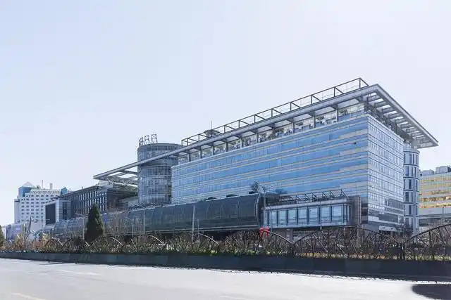 鋼鐵行業(yè)是全球工業(yè)體系中的重要支柱之一,其產(chǎn)品廣泛應(yīng)用于基礎(chǔ)設(shè)施建設(shè)、機(jī)械制造、汽車工業(yè)等領(lǐng)域。隨著全球工業(yè)化進(jìn)程的不斷深入,鋼鐵行業(yè)呈現(xiàn)出國(guó)際化競(jìng)爭(zhēng)格局。在眾多鋼鐵制造企業(yè)中,有6家公司以其出色的經(jīng)營(yíng)業(yè)績(jī)和強(qiáng)大的市場(chǎng)地位脫穎而出,成為了世界鋼鐵制造業(yè)的領(lǐng)軍企業(yè)。  第一，是總部位于中國(guó)的寶鋼集團(tuán)。寶鋼集團(tuán)創(chuàng)立于1992年,作為中國(guó)最大的鋼鐵生產(chǎn)企業(yè),其年產(chǎn)鋼鐵超過(guò)1億噸,在全球鋼鐵企業(yè)中居首位。寶鋼集團(tuán)擁有先進(jìn)的煉鋼技術(shù)和完善的產(chǎn)業(yè)鏈,產(chǎn)品涵蓋了碳鋼、合金鋼、不銹鋼等多個(gè)品類,廣泛應(yīng)用于汽車、家電、建筑等領(lǐng)域。在國(guó)內(nèi)市場(chǎng)上,寶鋼集團(tuán)占據(jù)主導(dǎo)地位,同時(shí)也積極拓展海外市場(chǎng),在全球范圍內(nèi)享有較高的品牌知名度。   第二，是同樣總部設(shè)在中國(guó)的武鋼集團(tuán)。武鋼集團(tuán)成立于1958年,是中國(guó)最早的鋼鐵生產(chǎn)企業(yè)之一,擁有悠久的歷史和豐富的生產(chǎn)經(jīng)驗(yàn)。該集團(tuán)主營(yíng)碳鋼和合金鋼的生產(chǎn),年產(chǎn)量超過(guò)5000萬(wàn)噸,位居全球第二。武鋼集團(tuán)不僅在國(guó)內(nèi)市場(chǎng)占有重要地位,同時(shí)也積極開(kāi)拓海外市場(chǎng),產(chǎn)品遠(yuǎn)銷歐洲、東南亞等地區(qū)。近年來(lái),武鋼集團(tuán)通過(guò)并購(gòu)重組等方式不斷擴(kuò)大產(chǎn)能,提升了其在全球鋼鐵行業(yè)的影響力。   第三，是總部位于印度的塔塔鋼鐵公司。塔塔鋼鐵公司成立于1907年,是全球歷史最悠久的鋼鐵制造企業(yè)之一。該公司年產(chǎn)鋼鐵超過(guò)1800萬(wàn)噸,產(chǎn)品涵蓋了碳鋼、合金鋼、不銹鋼等種類,廣泛應(yīng)用于汽車、基礎(chǔ)設(shè)施、機(jī)械制造等領(lǐng)域。憑借雄厚的技術(shù)實(shí)力和優(yōu)秀的管理團(tuán)隊(duì),塔塔鋼鐵公司在全球鋼鐵市場(chǎng)上占據(jù)了重要地位,在發(fā)展中國(guó)家市場(chǎng)尤其具有優(yōu)勢(shì)。   第四，是總部位于日本的新日鐵住金株式會(huì)社。新日鐵住金株式會(huì)社是日本最大的鋼鐵制造企業(yè),年產(chǎn)鋼鐵約4500萬(wàn)噸,位居全球第四。該公司擁有業(yè)內(nèi)領(lǐng)先的技術(shù)水平,在煉鋼、軋鋼等工藝上均有很強(qiáng)的競(jìng)爭(zhēng)力。同時(shí),新日鐵住金還積極推動(dòng)產(chǎn)品創(chuàng)新,開(kāi)發(fā)出多種高性能鋼材,廣泛應(yīng)用于汽車制造、電子電器等行業(yè)。憑借雄厚的技術(shù)實(shí)力和優(yōu)質(zhì)的產(chǎn)品,新日鐵住金在日本國(guó)內(nèi)以及東亞地區(qū)市場(chǎng)占據(jù)主導(dǎo)地位。   第五,是總部位于韓國(guó)的POSCO。POSCO創(chuàng)立于1968年,是韓國(guó)最大的鋼鐵制造企業(yè),年產(chǎn)鋼鐵約4000萬(wàn)噸。POSCO在煉鋼技術(shù)、產(chǎn)品研發(fā)等方面均處于業(yè)內(nèi)領(lǐng)先水平,旗下?lián)碛卸嗉液Ｍ庾庸?業(yè)務(wù)覆蓋全球主要市場(chǎng)。近年來(lái),POSCO不斷優(yōu)化產(chǎn)品結(jié)構(gòu),提升高附加值鋼材的占比,在汽車制造、電子等領(lǐng)域具有較強(qiáng)的市場(chǎng)競(jìng)爭(zhēng)力。憑借優(yōu)秀的經(jīng)營(yíng)業(yè)績(jī)和穩(wěn)健的財(cái)務(wù)狀況,POSCO在全球鋼鐵行業(yè)中占據(jù)重要地位。   第六,是總部位于美國(guó)的美國(guó)鋼鐵公司。美國(guó)鋼鐵公司創(chuàng)立于1901年,是美國(guó)最大的鋼鐵制造企業(yè),年產(chǎn)鋼鐵約1600萬(wàn)噸。該公司在碳鋼、不銹鋼等品類的生產(chǎn)上均具有較強(qiáng)的技術(shù)實(shí)力,產(chǎn)品廣泛應(yīng)用于汽車制造、基礎(chǔ)設(shè)施建設(shè)等領(lǐng)域。近年來(lái),美國(guó)鋼鐵公司通過(guò)資產(chǎn)重組和技術(shù)創(chuàng)新等措施,不斷提升自身競(jìng)爭(zhēng)力,在北美市場(chǎng)保持領(lǐng)先地位。   舉報(bào)/反饋
